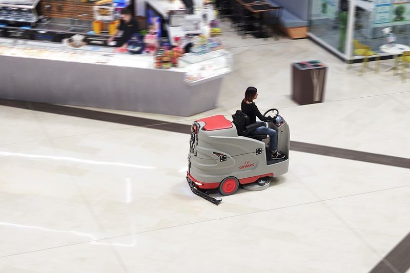 Ride-on floor scrubber for professional cleaning